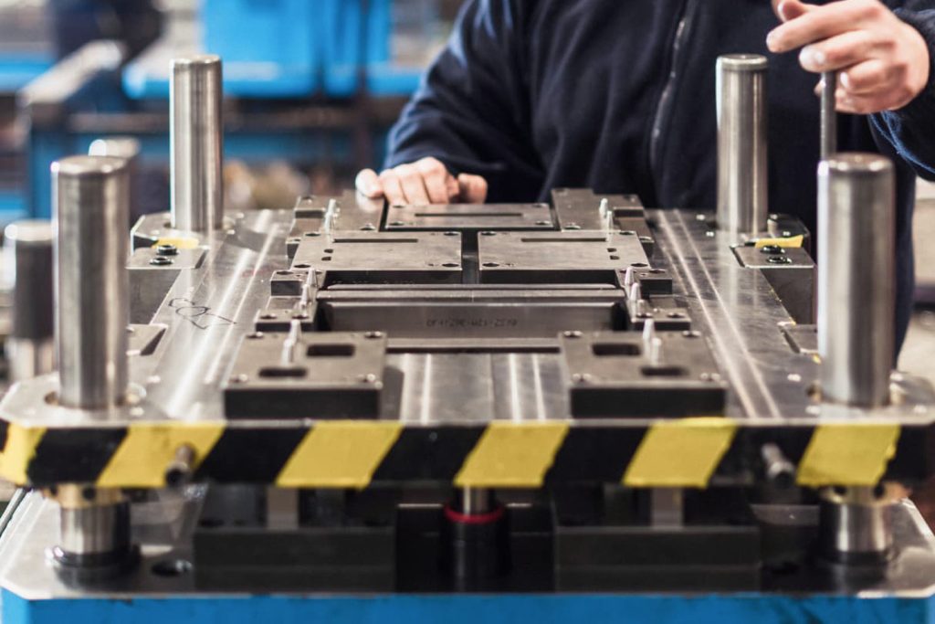 hyf-de-fabricacion_troqueles-CNC_hyf_autopartes_3